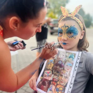 Ukázka malování na obličej ve vlastním stánku na dětském dni - program zajišťovala Fajná chůva - Patrizia © patriz.art