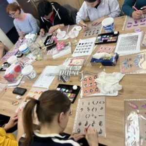 Ukázka z kurzu Malování na obličej pro skupinu účastníků. Workshop Facepainting pořádala Fajná chůva - Patrizia © patriz.art