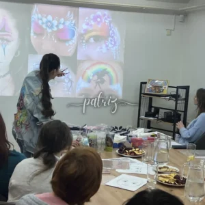 Ukázka z kurzu Malování na obličej pro skupinu účastníků. Workshop Facepainting pořádala Fajná chůva - Patrizia © patriz.art