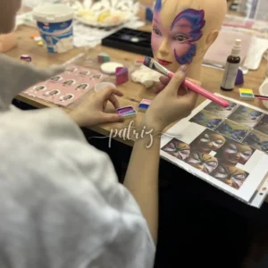 Ukázka z kurzu Malování na obličej pro skupinu účastníků. Workshop Facepainting pořádala Fajná chůva - Patrizia © patriz.art