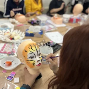 Ukázka z kurzu Malování na obličej pro skupinu účastníků. Workshop Facepainting pořádala Fajná chůva - Patrizia © patriz.art
