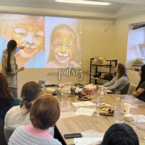 Ukázka z kurzu Malování na obličej pro skupinu účastníků. Workshop Facepainting pořádala Fajná chůva - Patrizia © patriz.art