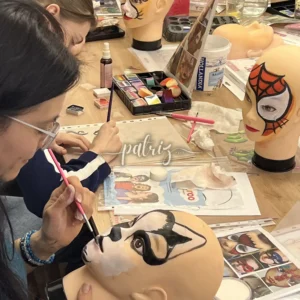 Ukázka z kurzu Malování na obličej pro skupinu účastníků. Workshop Facepainting pořádala Fajná chůva - Patrizia © patriz.art