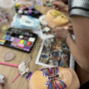 Ukázka z kurzu Malování na obličej pro skupinu účastníků. Workshop Facepainting pořádala Fajná chůva - Patrizia © patriz.art