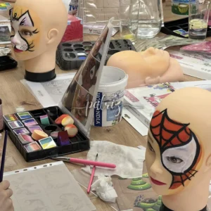 Ukázka z kurzu Malování na obličej pro skupinu účastníků. Workshop Facepainting pořádala Fajná chůva - Patrizia © patriz.art